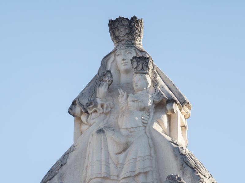 Plaza Menéndez Pelayo y escultura a la Virgen del Valme