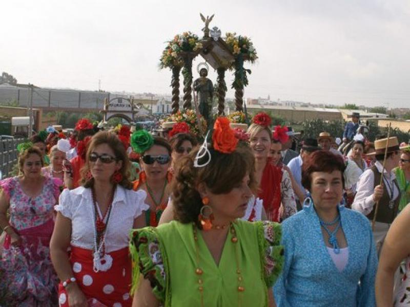 Los Palacios y Villafranca. Mujeres de flamencas en la Romería de San Isidro Labrador, delante de la procesión