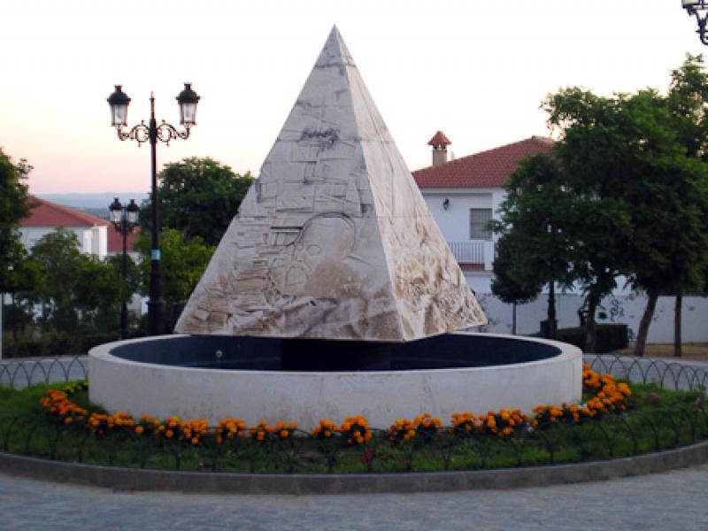 Monumento a Cervantes y las Dos Doncellas