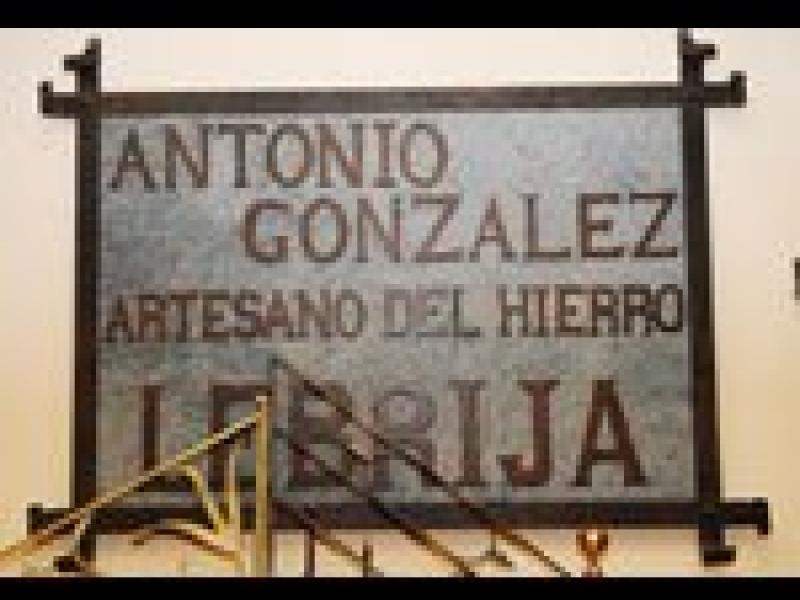ANTONIO GONZÁLEZ, ARTESANO DEL HIERRO