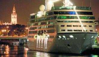 Crucero atracado en el Puerto de Sevilla