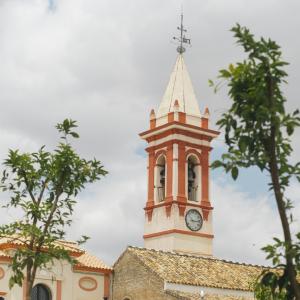 Campanario de la iglesia de Santiago ubicada en la plaza de su mismo nombre