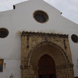 Fachada de la iglesia de san julian donde se ve la gran puerta de entrada