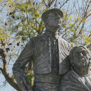 Monumento representando a dos personas mayores
