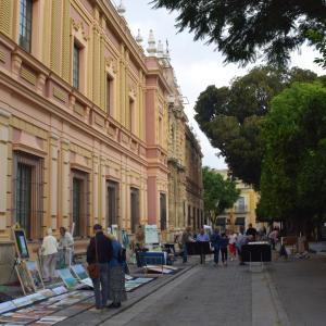 Vista del mercadillo instalado en la fachada del museo de bellas artes
