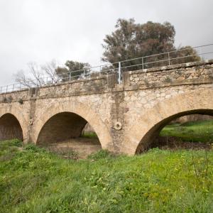 Villanueva de San Juan. Puente de los Seis Ojos