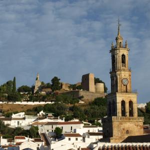 Vista del pueblo y la torre de la Iglesia Parroquial de Santa María de la Encarnación