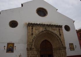 Fachada de la iglesia de san julian donde se ve la gran puerta de entrada