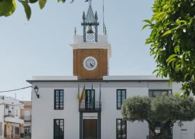 Almensilla- Fachada del Ayuntamiento con el reloj