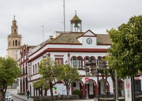 Fachada principal del Ayuntamiento de Lebrija desde la Plaza de España